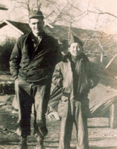 6·25전쟁 중 미군 부대에서 하우스 보이를 하던 시절 김장환(오른쪽) 목사와 칼 파워스 상사가 함께 사진을 찍고 있다.