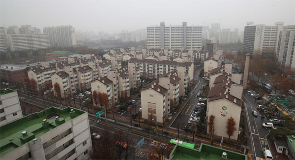 재건축 기대감에 가파르게 올랐던 서울 노원구의 아파트값 상승세가 둔화되고 있다. 사진은 노원구 하계동 하계5단지와 인근 아파트 전경.  [매경DB]