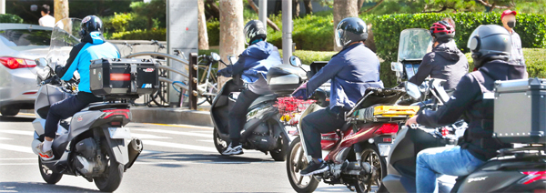 30일 서울 강남구 역삼역 먹자골목 인근 사거리에서 배달기사들이 오토바이를 타고 배달을 하고 있다.  [박형기 기자]