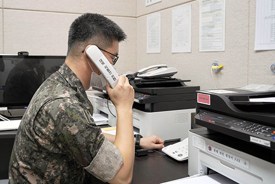 남북 간 통신연락선이 복원된 지난 7월 27일 군 관계자가 서해지구 군 통신선을 활용해 시험통화를 하고 있다. (국방부 제공)