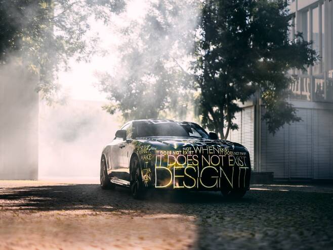 롤스로이스가 영국 굿우드 본사에서 최초의 순수 전기 자동차 ‘스펙터’를 공개하고 공식 출시에 앞서 실주행 테스트에 들어갔다. /사진=롤스로이스