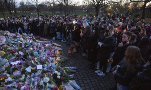 지난 3월 클래팸커먼 공원에 모여 살해된 에버러드를 추모하는 여성들. 런던=EPA연합