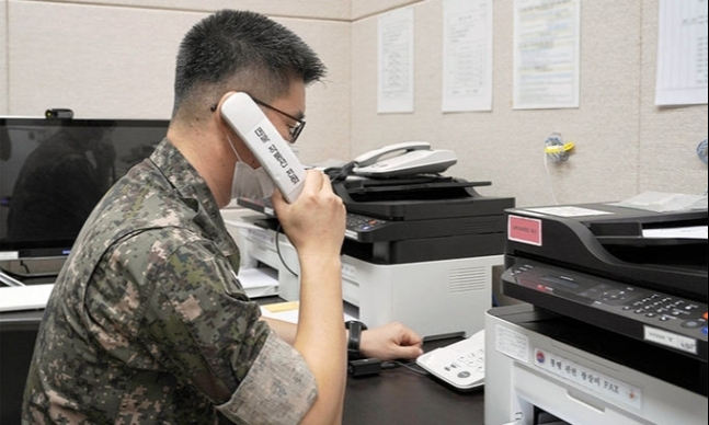 군 관계자가 서해지구 군 통신선을 활용해 시험통화를 하고 있다. 국방부 제공