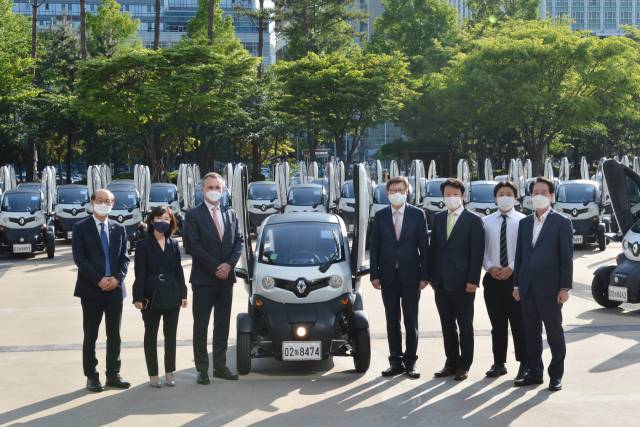 부산 벡스코광장에서 진행된 전기차 활용 비대면 차량공유 서비스 ‘투어지’ 출범식에서 박형준(왼쪽 네 번째) 부산시장과 도미닉 시뇨라(〃 세 번째) 르노삼성자동차 사장, 김남진(〃 다섯 번째) 투어스태프 대표가 기념촬영을 하고 있다. /사진 제공=부산시