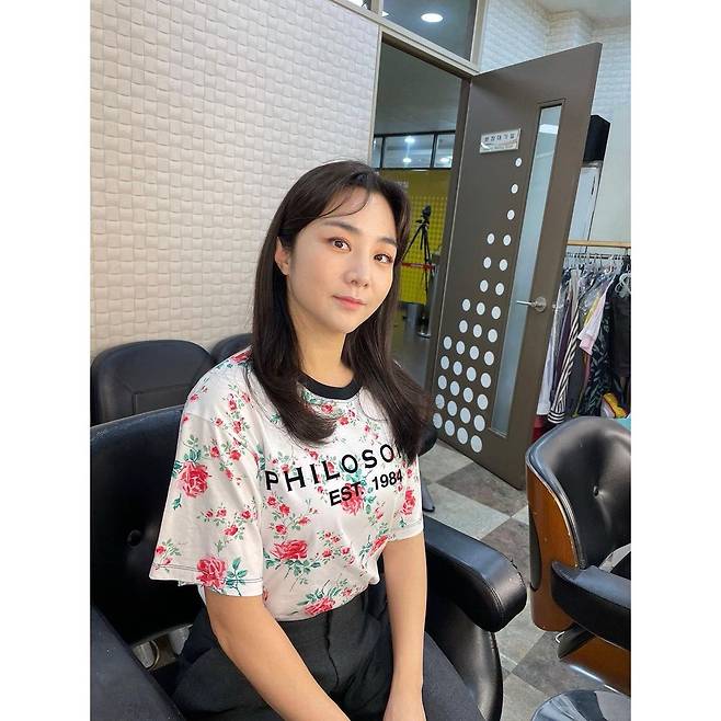 On the morning of the 30th, Jung Dae-eun posted a picture on his instagram with an article entitled I have tried a little bangs with dry hair nowadays I was struggling to try a new hair.In the photo, Jung Da-eun is sitting in a chair in the dressing room and looking at the mirror. Unlike before, he looks at his point with his slightly lowered bangs.Jung Dae-eun, who was born in 1983 and is 38 years old, joined KBS 34 as a public announcer in 2008. In 2017, she married Cho U-jong after five years of devotion and has a daughter, Ayun Yang.Currently, he is in charge of Ask Anything and is also running YouTube channel Daeun TV.Photo: Jung Da-eun Instagram