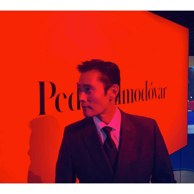 On the afternoon of the 30th, Lee Byung-hun posted a picture on his instagram with an article entitled Vanity fair academy museum party.Lee Byung-hun in the public photo is a picture of Pedro Almodovar taking a pose in the background of the name of the director.Then, standing in the background of the wall with Rushmore Mountain, I take a humorous pose and give a smile.Lee Byung-hun posted a picture of his departure from Incheon International Airport last week, and his attention was focused on his move. The photo that came up in a week made it known why he left.Meanwhile, Lee Byung-hun, who was born in 1970 and is 51 years old, has a son, Junhu, who marriages Lee Min-jung in 2013.After visiting France with the movie Emergency Declaration, he recently finished filming Concrete Utopia.Coupang Play Original SNL Korea reboot version of the first host of the first host, and showed off a unique presence.Photo: Lee Byung-hun Instagram