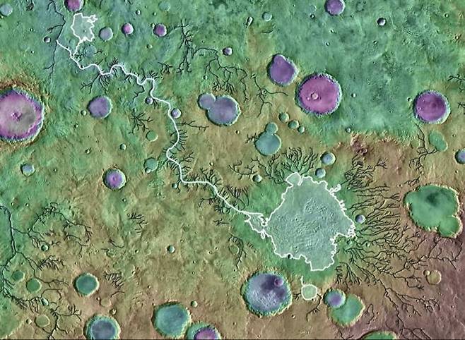 화성 파라나 유역(중앙 흰색)의 계곡  흰색 줄이 크레이터 호수의 물이 흘러넘치면서 형성된 계곡. 점진적으로 형성된 계곡은 검은줄로 표시돼 있다. [NASA/GSFC/ JPL ASU 제공/ 재판매 및 DB 금지]