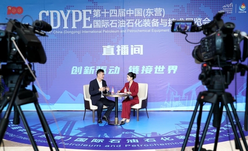 An exhibitor introducing products in the live streaming room at the 14th China (Dongying) International Petroleum and Petrochemical Equipment & Technology Exhibition