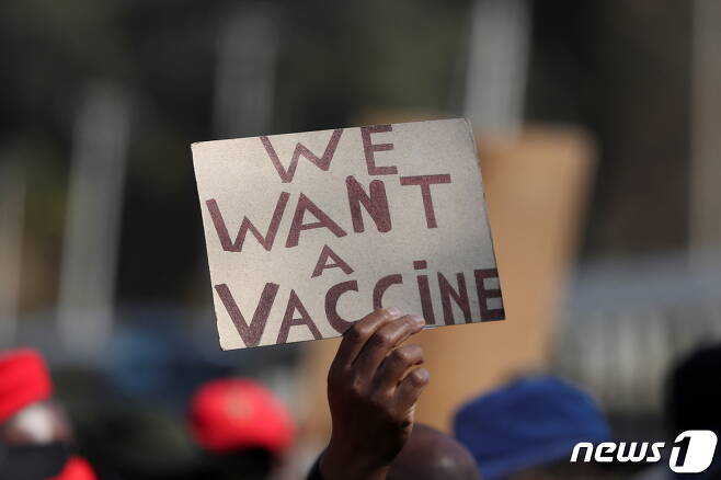 남아프리카공화국 프레토리아에서 2021년 6월 25일 백신 접종을 요구하는 시위가 벌어진 모습. © 로이터=뉴스1 © News1 최서윤 기자