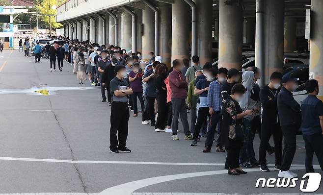 1일 0시부터 오후 6시까지 발생한 경기도내 코로나19 신규 확진자는 611명으로, 전날(9월30일) 563명에 비해 48명 늘었다./뉴스1 © News1 정진욱 기자