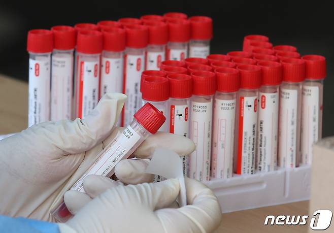 1일 오전 서울 중구 서울역 앞 신종 코로나바이러스 감염증(코로나19) 임시선별검사소에 검체검사 키트가 놓여 있다. 2021.10.1/뉴스1 © News1 송원영 기자