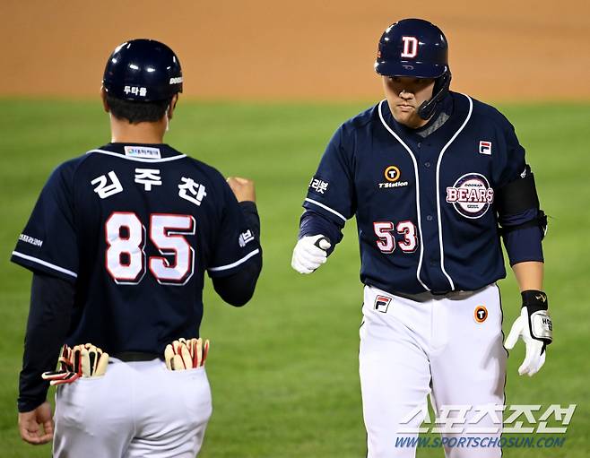 2021 KBO리그 두산 베어스와 LG 트윈스의 경기가 1일 잠실야구장에서 열렸다. 6회초 2사 만루 두산 양석환이 2타점 적시타를 치고 기뻐하고 있다. 잠실=허상욱 기자 wook@sportschosun.com/2021.10.01/