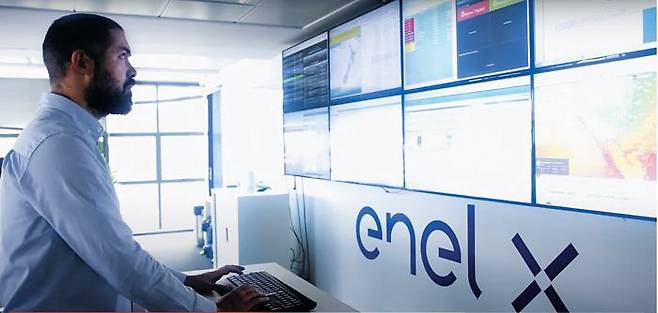 이탈리아 에너지 설루션 업체 에넬엑스(Enel X) 직원이 모니터를 통해 전력 수급 현황을 지켜보고 있다. 이 회사는 머신 러닝과 인공지능(AI) 등을 통해 잉여 전력을 효율적으로 저장·관리하는 설루션을 기업에 제공하고 1조원 넘는 매출을 올린다. / 에넬엑스