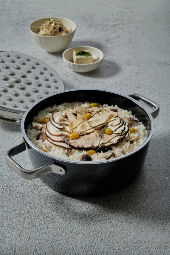 WMF가 프리미엄 냄비 'WMF 퓨전테크 아로마틱' 출시 기념으로 미쉐린 1스타 한식당 '비채나'에서 10~11월 선보이는 'WMF 삼송이 백화반' 요리 이미지. WMF제공