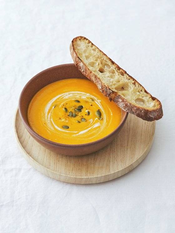 달콤하고 고소한 단호박 수프. 제공 중앙북스, 사진 김동하(Native Studios).