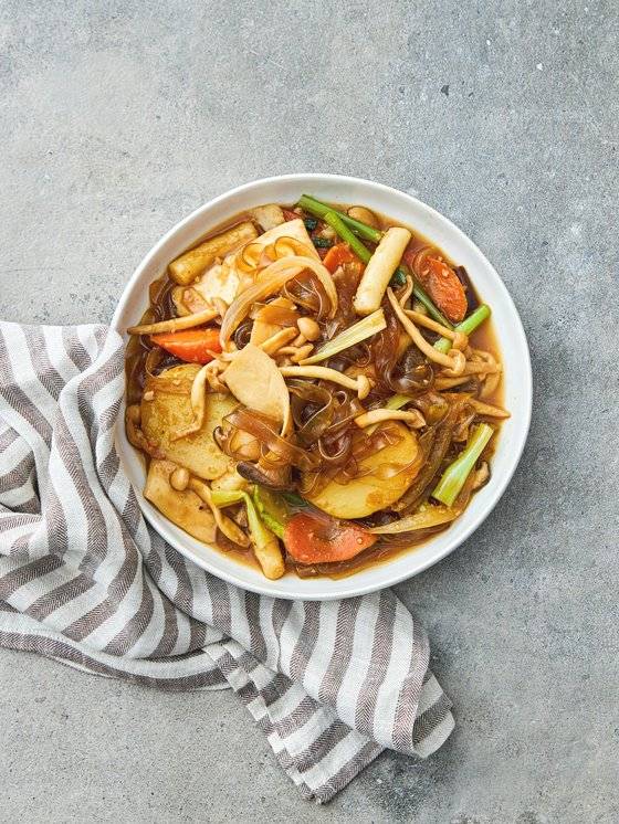 채소와 버섯의 다양한 맛을 즐기기 좋은 찜닭맛 버섯 채소찜. 제공 중앙북스, 사진 김동하(Native Studios).
