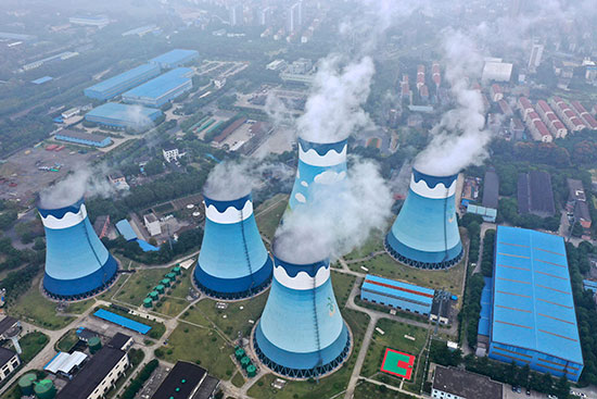 중국 장쑤성 난징의 한 석탄 화력발전소 냉각탑에서 하얀 수증기가 나오는 모습. <출처:AP>