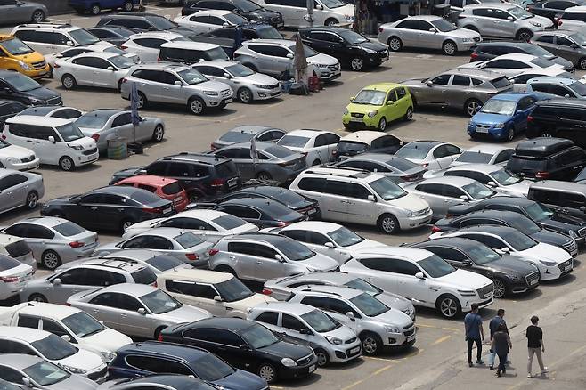 이번달 국산차의 중고차 시세가 뛰고 수입차는 떨어질 것으로 전망됐다. 사진은 서울 장한평 중고차 매매시장./사진=뉴스1