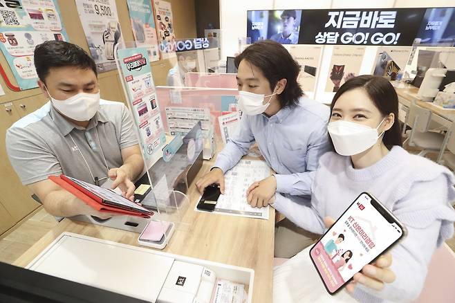 KT 모델들이 '신혼미리결합'상품 혜택을 설명하는 모습. /사진제공=KT