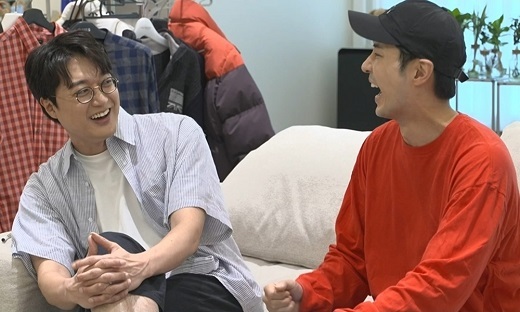I Live Alone Jun Hyun-moo will hold a fierce price debate with Kim Ji-seok and Lee One who visited free meeting.The attention is focused on the price bargaining confrontation between the boss Jun Hyun-moo and the brain-sex guests who are raising the money for Donation.MBC I Live Alone, which is broadcasted at 11:10 pm on the first night, will show actor Kim Ji-seok and pre- groom Peppertones One who visited no-deal.Kim Ji-seok and Peppertones head One came to Jun Hyun-moos Donation party free party.The two said, I heard you were doing good things.The three people who met in a long time were the preliminary groom One who was about to marry singer and actor Bae Da Hae in November.I have a question, Lee said in an appearance on I Live Alone last June.I asked how to do things like meeting these days. The scene collected topics on SNS with the Interview spoiler image after the marriage announcement.Lee Jang-won, One, said, I guess I was unwittingly interested, Feelings is a pak (?)I will raise my expectations by releasing the behind-the-scenes story that I have never heard from the first meeting with the bride-to-be to the topic of the spoiler and the impression after the marriage announcement through I Live Alone.In addition, Kim Ji-seok is tired of the bombing of Ones comment that exceeds the sweet limit, and I am alone in the middle of the night, and I am shooting one shot of the noodles.Kim Ji-seok and Lee Jang One, who have finished their current talk and are in full swing shopping, will show brainy-sex moments that show off niche knowledge.The shopping has also been smooth, but the no-deal Reversal story is waiting for Friday night to be laughed.Jun Hyun-moo, owner of No-Washington, said, The price will be decided through discussion.It is expected to raise expectations by foreshadowing the price bargaining of three people who boast of the charm of brain sexy and brain sexy.It airs at 11:10 p.m. on the first night.