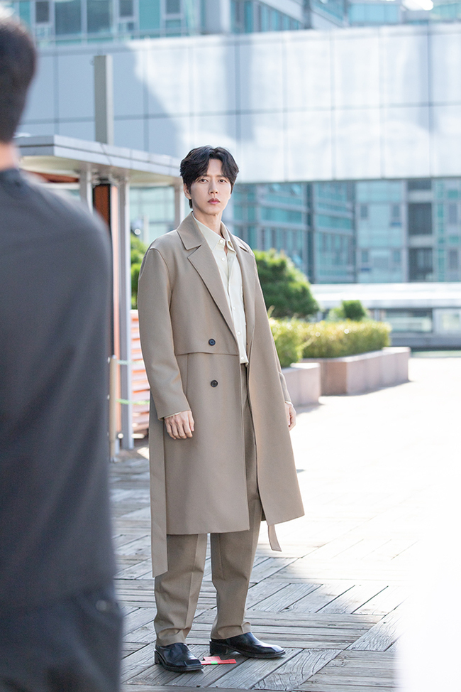 Drama Showtime from now on! The test was taken before the full-scale shooting.MBCs new Showtime from now on!! (playplayed by Ha Yoon-a/directed Lee Hyung-min/produced by Samhwa Networks), which will air in the first half of 2022, will be taking a test shot together, foreshadowing the birth of a big hit.Actors test shooting was held at Ilsan MBC on the 30th of last month.Park Hae-jin, Jin Ki-joo, Jung Jun-ho, Kim Hie-jae and Jang Ha-eun attended the filming, and the first step was taken off.Actors boasted the perfect chemistry in their first meeting and raised expectations for future breathing.In the public steel, Park Hae-jin boasts an overwhelming visual in a long coat; in another photo, she is smiling with a clear smile, giving her a cheerful scene vibe.Especially after the filming started, he showed a cynical expression and was completely immersed in Cha Cha-woong, a cold-looking man in the play.Kim Hie-jaes photo, which challenges Acting through Showtime from now on!, attracts attention.From the conversation with director Lee Hyung-min, who directed the director, to the view of the shooting monitor, I can see that he is working on Acting with a serious attitude.In another photo, he plays a role as a scene atmosphere maker with a unique smile.
