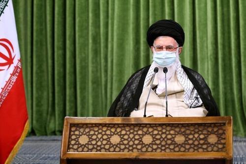 마스크를 쓴 이란 최고지도자 아야톨라 알리 하메네이. 사진=이란 최고지도자실