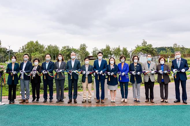 황인구 서울시의원(왼쪽에서 여섯번째)이 지난 29일 일자산 근린공원에서 개최된 한진섭조각정원 개장식에 참석하여 기념촬영을 하고 있다.