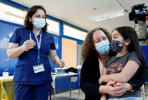 6~11세 어린이 대상 코로나 백신 접종 시작한 칠레 - 27일(현지시간) 칠레 콘콘의 한 공립학교에서 어린이가 신종 코로나바이러스 감염증(코로나19) 백신을 접종받기 위해 준비하고 있다. 칠레는 이날부터 6~11세 어린이에 대한 중국산 시노백 백신 접종을 시작했다. 칠레 보건부는 오는 12월까지 이 연령대 150만 명에 대한 접종을 마칠 계획이라고 밝혔다. 2021-09-28 콘콘 로이터 연합뉴스