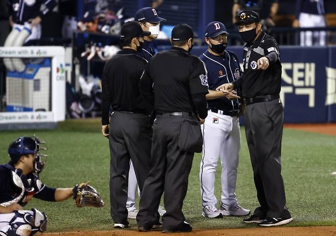 ▲ 김태형 두산 베어스 감독이 지난달 30일 잠실 LG 트윈스전 5회말 비디오판독 판정 항의로 퇴장했다. ⓒ 연합뉴스