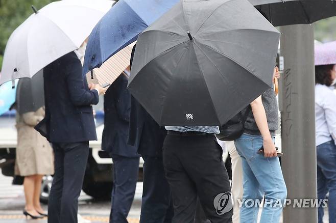 우산 쓴 시민들 [연합뉴스 자료사진]