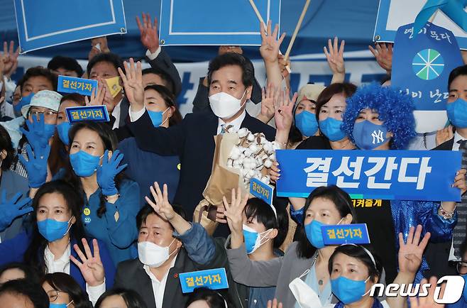 더불어민주당 이낙연 대선 예비후보가 1일 오후 제주시 오등동 호텔난타에서 열린 제주 경선에서 후 지지자들과 인사를 나누고 있다. 이날 대의원·권리당원의 온라인·ARS투표를 집계한 결과, 이재명 후보가 유효투표수 6971표 중 3944표(득표율 56.75%)를 얻어 이낙연 후보(2482표, 35.71%)에 21.04%포인트(p) 앞선 승리를 거뒀다. 2021.10.1/뉴스1 © News1 오현지 기자