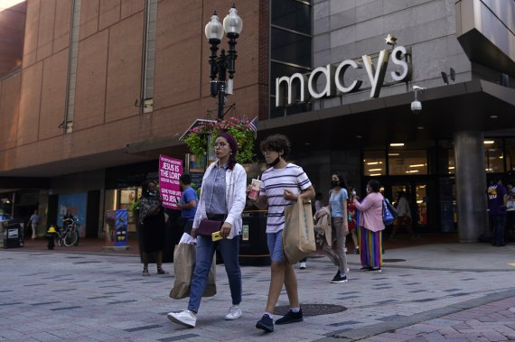 미국 보스턴 시내의 메이시 백화점 앞을 7월 14일(현지시간) 쇼핑을 마친 시민들이 걸어가고 있다. AP뉴시스