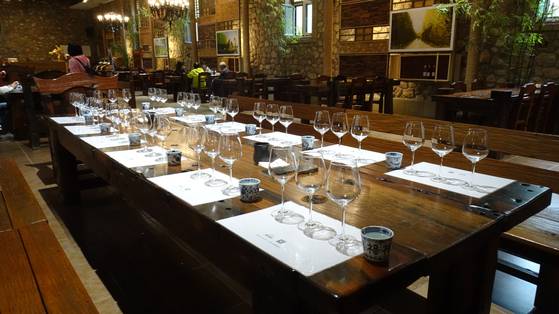 지난달 26일 찾아간 허란산 위안스 와이너리 시음실. 방문객을 위해 다양한 종류의 와인 시음 코스가 준비되어 있다. 신경진 기자