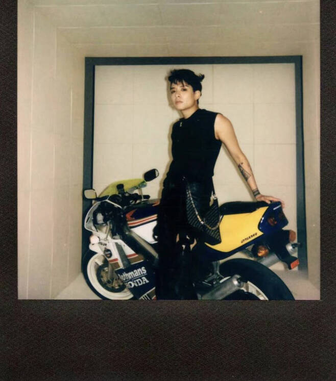 Amber Liu posted a picture on her instagram on the 3rd with an article called vroom vroom.In the photo, Amber Liu is wearing a black sleeveless sleeveless and expresses her extraordinary charisma. Standing on a motorcycle with both hands, it looks like a scene of a picture.Meanwhile, Amber Liu, who made her f(x) debut in September 2009, signed a contract with her US agency after her contract with SM Entertainment ended in September 2020.F(x) has been loved by many for hits such as Lachata (LA chA TA), Chu~), NU Yepio (NU ABO), Pinocchio, Hot Summer and Electric Shock.