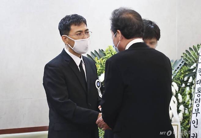 검찰이 형집행정지 신청을 받아들이면서 일시적으로 석방된 안희정 전 충남지사가 6일 오전 서울 종로구 서울대병원 장례식장에 마련된 모친 장례식장에서 더불어민주당 이낙연 의원을 맞이하고 있다. 일요시사=고성준 기자, 사진=김휘선 기자