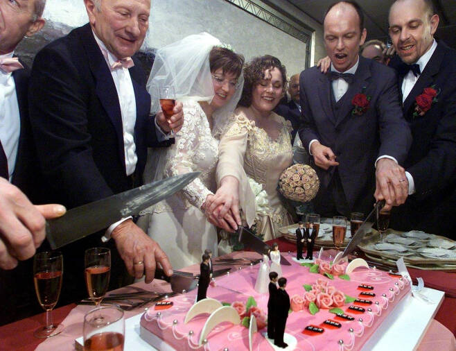 2001년 4월1일 네덜란드에서 첫 동성결혼식을 올린 커플들 /사진=AFP