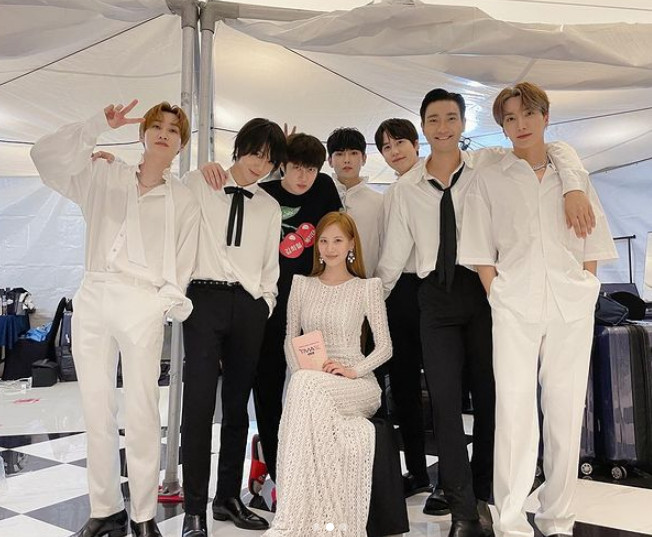 Group Girls Generation member and actor Seohyun met Super Junior members at the awards.Seohyun posted a picture on the Instagram on October 3 with an article entitled Always pleasant and welcome Shuju brothers I met at The Fact Music Awards.In the public photos, Seohyun, who played MC at the awards, and Super Junior members who attended The Artist were included.Super Junior members are laughing brightly around Seohyun sitting in the waiting room.As I have eaten a long time in the same agency, I look like a family and make a warm atmosphere.Meanwhile, Seohyun took on the 2021 The Fact Music Awards MC with Shin Dong-yup, while Super Junior won The Artist of the Year, Worldwide Icon and Fan & Star Choice.