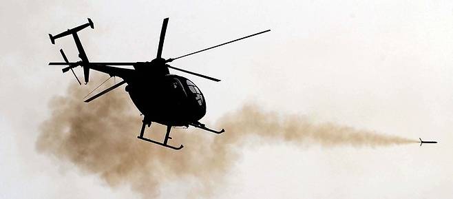 한국 육군 500MD 공격헬기가 로켓탄을 쏘고 있다. 세계일보 자료사진