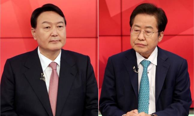 윤석열(왼쪽)·홍준표(오른쪽) 국민의힘 대선 경선 예비후보가 1일 서울 중구 매경미디어센터에서 열린 대선 경선 5차 방송토론회 준비를 하고 있다. 뉴시스