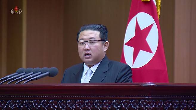 김정은 북한 노동당 총비서 겸 국무위원장이 지난달 29일 평양 만수대의사당에서 열린 북한 최고인민회의 제14기 제5차 회의 2일 회의에서 시정연설을 했다고 조선중앙TV가 같은 달 30일 보도했다./뉴시스