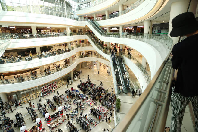 서울 시내 한 대형 쇼핑몰이 방문한 시민들로 붐비고 있다. [사진=연합뉴스]
