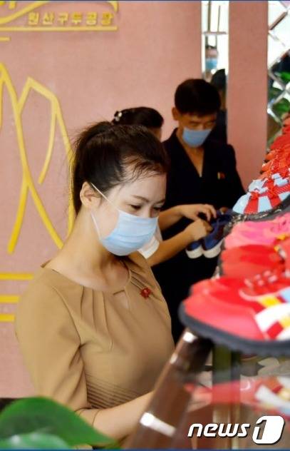 북한 대외용 월간지 조선 10월호에 실린 려명거리종합상업구 주민들.(조선 10월호 갈무리)© 뉴스1