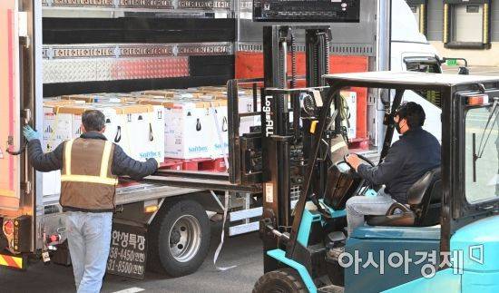 지난 3월31일 경기도 평택시 오성면 한국초저온 물류센터에서 관계자들이 화이자와 직접 계약을 통해 확보한 백신 추가 물량 50만 회분을 지게차를 이용해 창고로 옮기는 모습./사진공동취재단