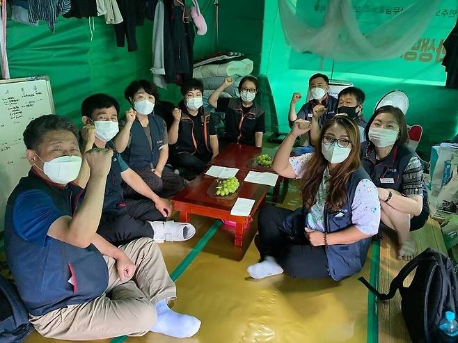 노동조합 천막에서 조합원들과 연대단위들과 간담회를 진행하는 모습