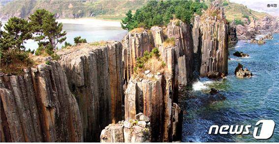 북한의 대외용 월간지 '조선' 10월호에 소개된 금강산의 가을 풍경들. 사진은 총석정의 모습.(조선 갈무리)© 뉴스1