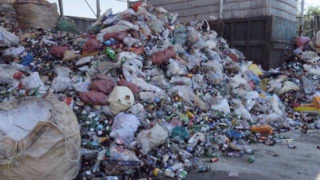 지난달 15일 경기 화성시의 유리재활용업체인 성민리사이클 공장 안에 경기도 전역에서 수거한 유리 폐기물이 쌓여있다. 이수연PD