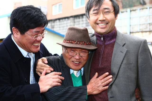 1972년 춘천에서 파출소장의 딸을 강간살해한 범인으로 몰려 15년간 옥살이를 한 정원섭(가운데)씨가 2008년 11월 춘천지법에서 무죄 판결을 받고 기뻐하고 있다. 춘천=연합뉴스