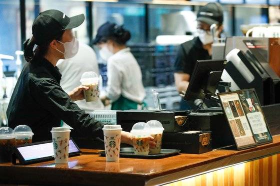 지난달 28일 서울 중구 스타벅스 한국프레스센터점에서 음료가 다회용컵에 담겨 나오고 있다. 스타벅스커피 코리아는 이날 하루 동안 전국 매장에서 제조음료 주문 시 다회용컵에 담아주는 '리유저블컵 데이'를 진행했다. 뉴스1