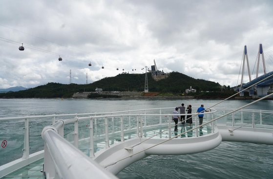 지난 9월 3일 개장한 명량해상케이블카와 울돌목 스카이워크. 사진 해남군