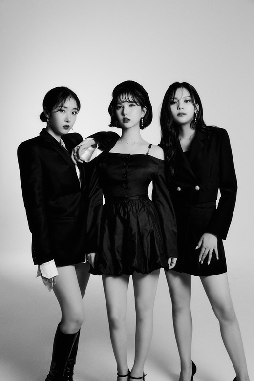 Eunha (real name Jung Eun-bi and 24), SinB (real name Hwang Eun-bi and 23), and Umji (real name Kim Ye-won and 23) from the group GFriend will debut once again with ViviZ (VIVIZ).As a result of covering multiple song officials on the 6th, the new group names of Eunha, SinB and Umji were identified as ViviZ (VIVIZ).In fact, it was known that Big PlanetMade issued trademark rights under two names, ViviZ and VIVIZ, and it was speculated that it was the new group name of Eunha, SinB and Umji among various netizens.As a result of inquiries to the new agency Big PlanetMade of Eunha, SinB and Umji, I received only confirmation.Big PlanetMade, a new entertainment company, announced the signing of exclusive contracts with Eunha, SinB and Umji, saying, We will carry out various activities as a trio group.On the same day, Eunha, SinB, and Umji also said through personal SNS, I am sorry and grateful to the fans who have waited a long time.I will try to show good music and various activities to fans who have believed and waited. 